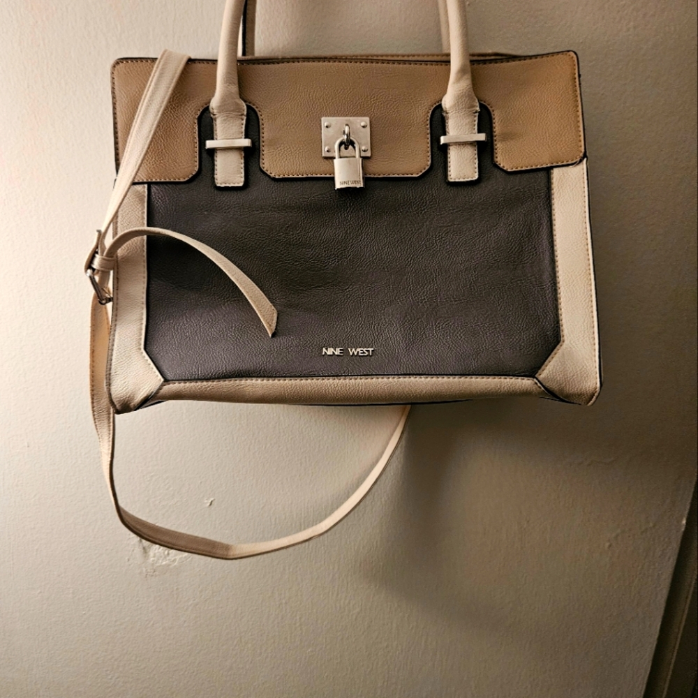 Gently used Nine West Shoulder or handbag 👜 smoke-free and pet free home 🏡